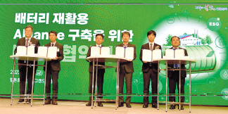 이규복(왼쪽부터) 현대글로비스 대표이사, 권혁호 기아 국내사업본부장 부사장, 이철우 경북도지사, 송호준 에코프로 대표이사, 류지훈 에바싸이클 대표이사, 하인성 경북테크노파크 원장이 업무협약을 체결한 뒤 기념촬영을 하고 있는 모습 [에코프로 제공]