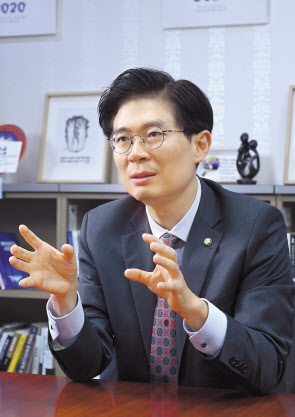 조정훈 시대전환 의원이 12일 서울 여의도 국회 의원회관에서 헤럴드경제와 인터뷰를 하고 있다. 임세준 기자