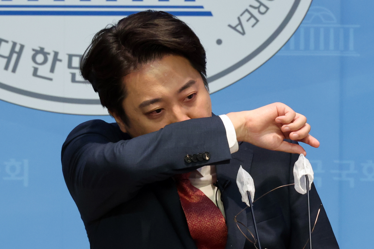 이준석 국민의힘 전 대표가 지난16일 국회에서 현안 관련 기자회견 중 해병대 채모 상병, 서이초 사건 등을 이야기 하다 눈물을 흘리고 있다. [연합]
