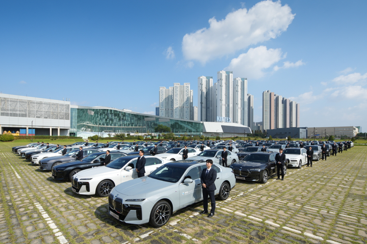 BMW 레이디스 챔피언십 2023 프리미엄 의전 서비스에 동원될 7시리즈가 전시된 모습. [BMW 코리아 제공]