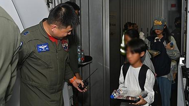 한국 정부가 지난 13일(현지시간) 이스라엘에 파견한 군 수송기에 한국인 163명을 포함해 일본인 51명이 탑승하는 모습 [국방부 제공]