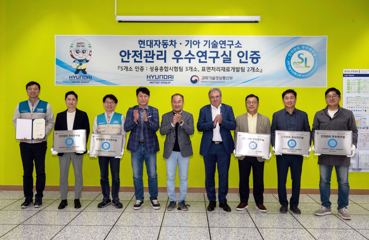 현대차·기아 주요 관계자들이 남양연구소 주요 연구시설 5곳에 대한 ‘안전관리 우수연구실’ 명판 및 인증서를 들고 기념사진을 촬영하고 있다. 왼쪽부터 연구개발안전보건팀 임남수 팀장, 표면처리재료개발팀 최재웅 팀장, 연구개발안전환경실 조태현 실장, 기초소재연구센터 홍승현 상무, CTO 김용화 사장, 상용LCM담당 마틴 자일링어 부사장, 상용개발센터 이윤규 상무, 상용시험실 김정훈 상무, 상용총합시험팀 김경준 팀장. [현대차그룹 제공]