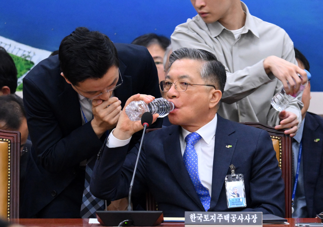 이한준 한국토지주택공사 사장이 16일 서울 여의도 국회에서 열린 국회 국토교통위원회 국정감사에 참석해 물을 마시고 있다. 이상섭 기자