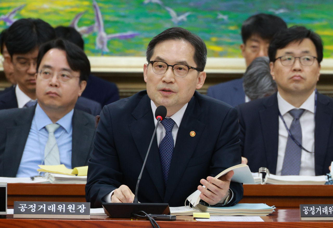 한기정 공정거래위원장이 16일 국회에서 열린 정무위원회 국정감사에서 의원 질의에 답하고 있다. 연합뉴스