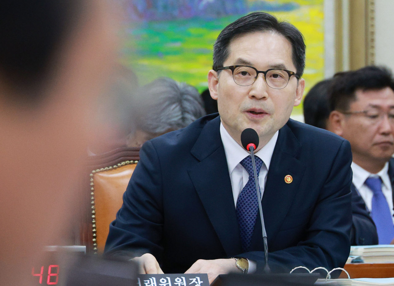 한기정 공정거래위원장이 16일 국회에서 열린 정무위원회 국정감사에서 의원 질의에 답하고 있다. 연합뉴스