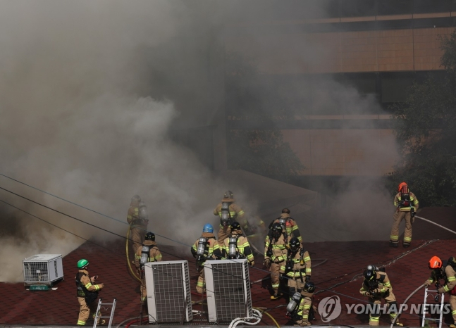 16일 오후 서울 종로구 인사동 이문설농탕에서 불이나 소방관들이 진화작업을 벌이고 있다. 연합뉴스