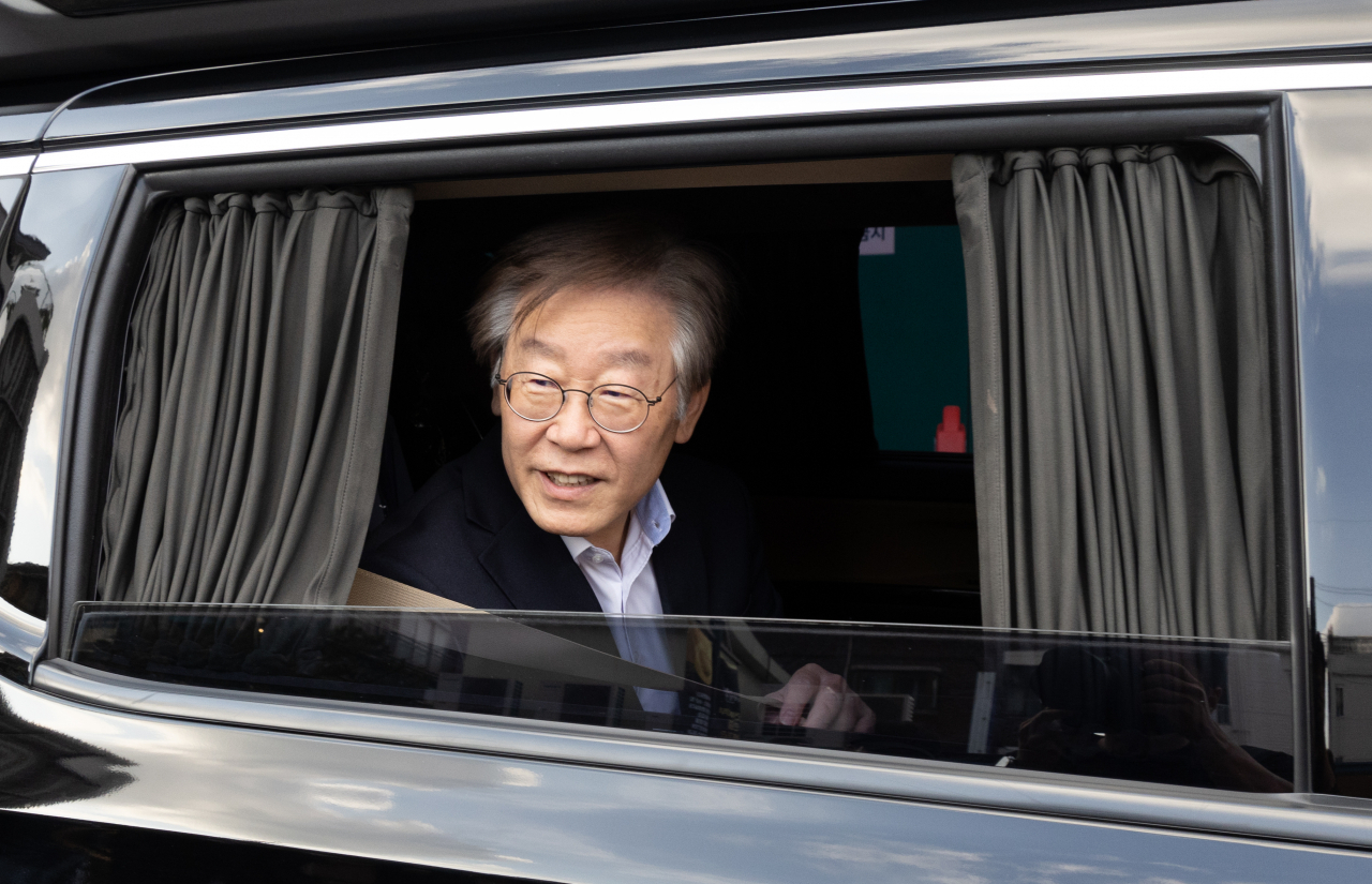 이재명 더불어민주당 대표가 9일 오후 서울 중랑구 녹색병원에서 퇴원하고 있다. [연합]