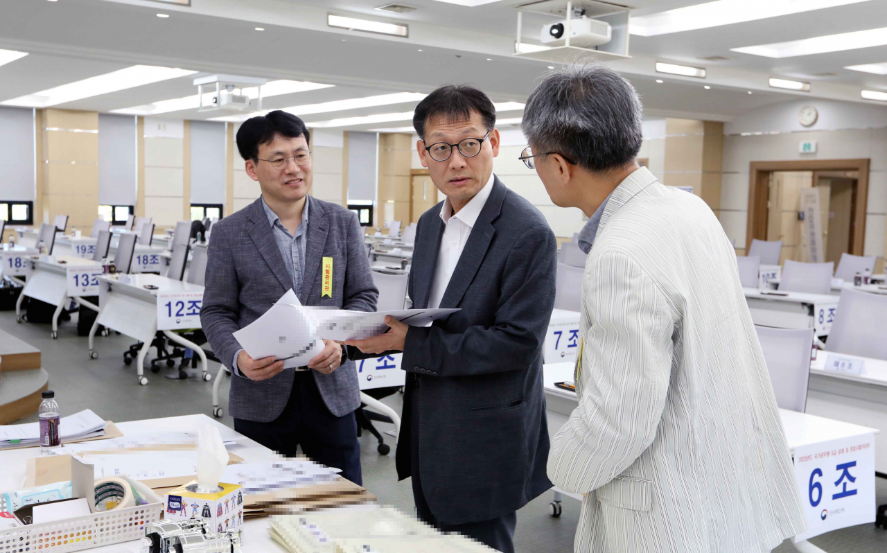 이인호(가운데) 인사혁신처 차장이 지난 11일 국가공무원 5급 공채 및 외교관후보자 선발 면접시험장인 경기 과천시 국가공무원인재개발원을 찾아 현장을 점검하고 있다. [인사혁신처]