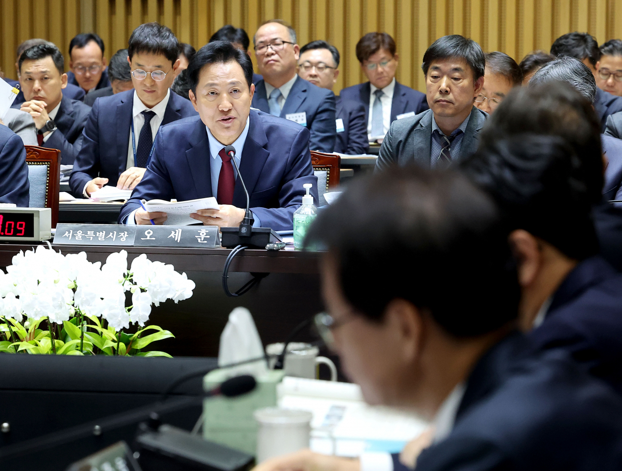오세훈 서울시장이 16일 서울시청에서 열린 국회 행정안전위원회 국정감사에서 의원 질의에 답하고 있다. [연합]