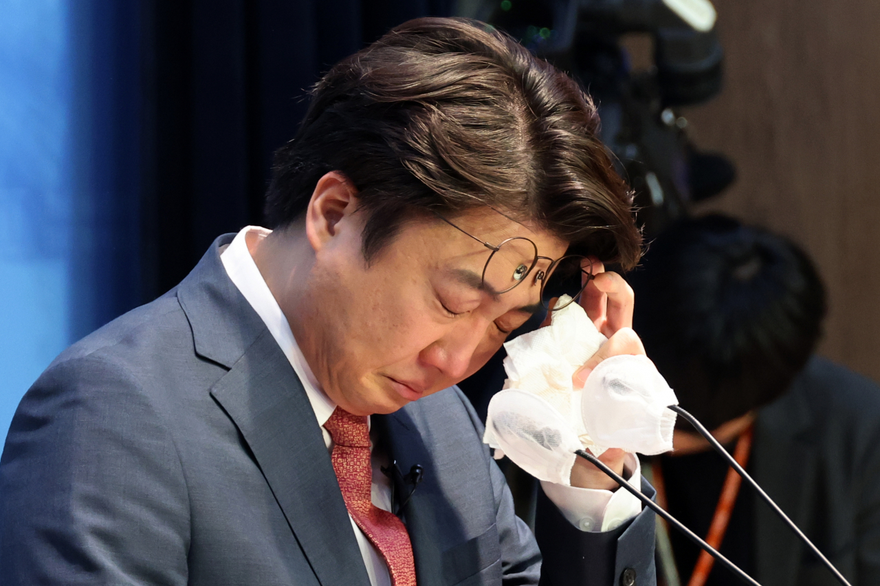 이준석 전 국민의힘 대표가 16일 국회에서 현안 관련 기자회견 중 해병대 채모 상병, 서이초 사건 등을 이야기 하다 눈물을 흘리고 있다. [연합]