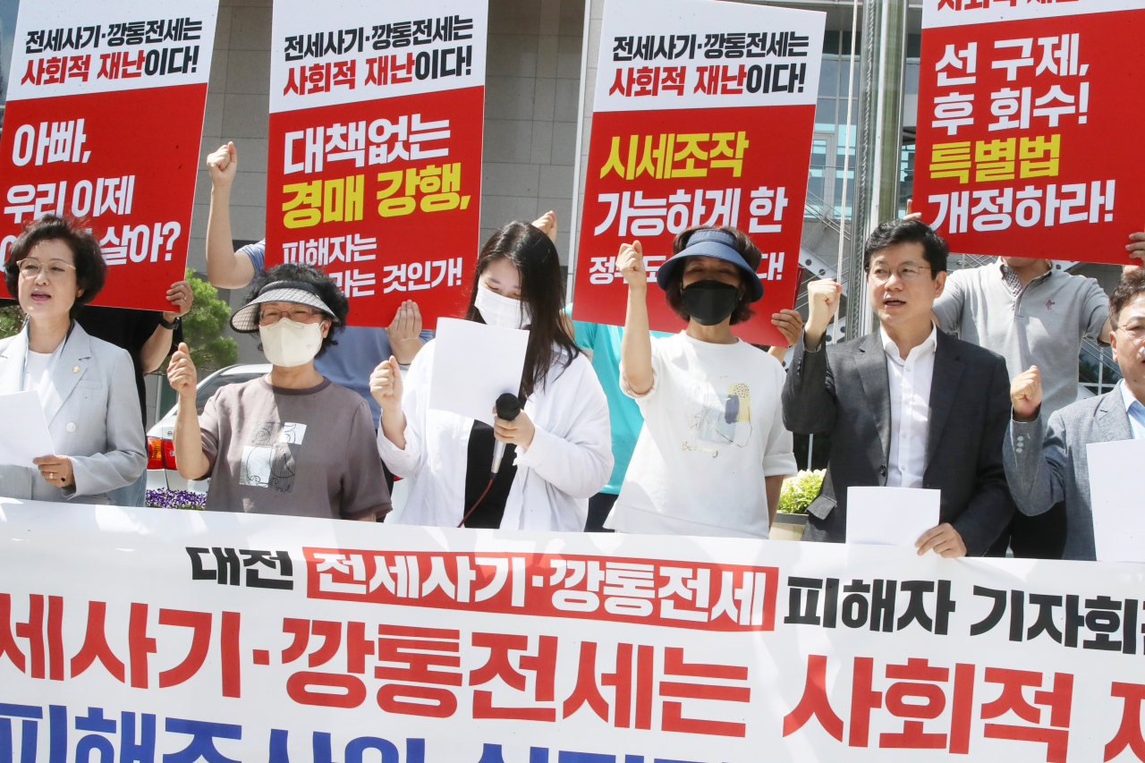 대전지역 전세사기 및 깡통전세 피해자 모임과 더불어민주당 대전시당 전세피해대책팀이 정부와 대전시에 전세 피해 전수조사 및 피해자 중심의 실질적인 대책 마련을 촉구하는 기자회견을 열고 있다. [연합]