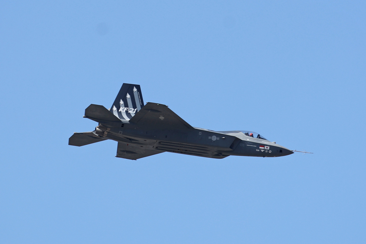 An under-development KF-21 fighter jet of South Korea flies as it was unveiled for the first time during a media demonstration over Seoul Air Base in Seongnam, just south of Seoul, on Monday, ahead of the International Aerospace & Defense Exhibition that opens the next day. (Yonhap)