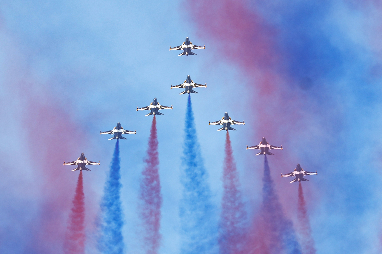 The South Korean aerobatic flight team Black Eagles flies during a media demonstration over Seoul Air Base in Seongnam, just south of Seoul, on Monday, ahead of the International Aerospace & Defense Exhibition that opens the next day. (Yonhap)