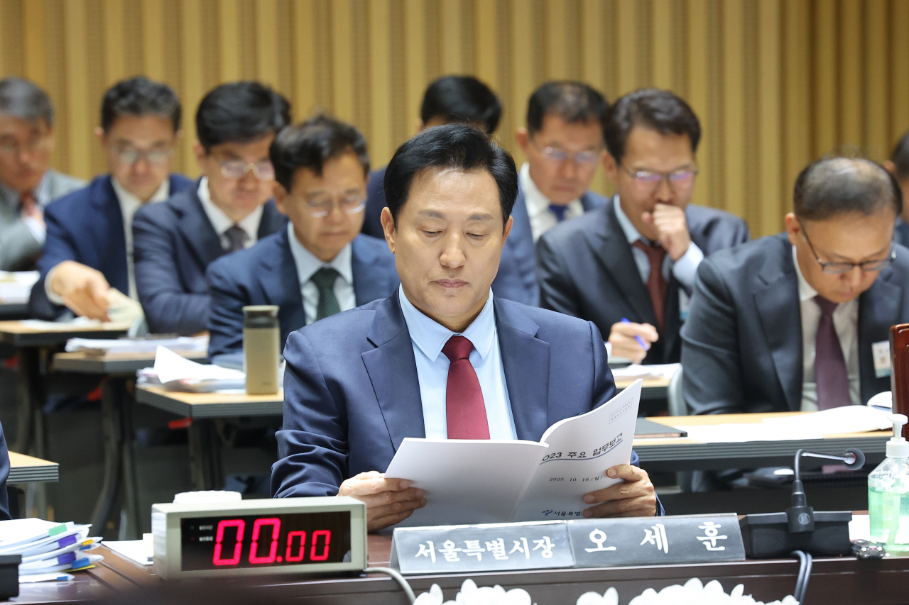 오세훈 서울시장이 16일 서울시청에서 열린 국회 행정안전위원회 국정감사에 참석해 자료를 살피고 있다. [연합]