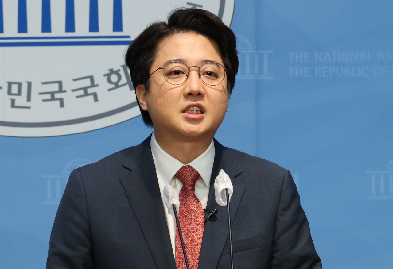 이준석 국민의힘 전 대표가 16일 국회에서 현안 관련 기자회견을 하고있다. [연합]