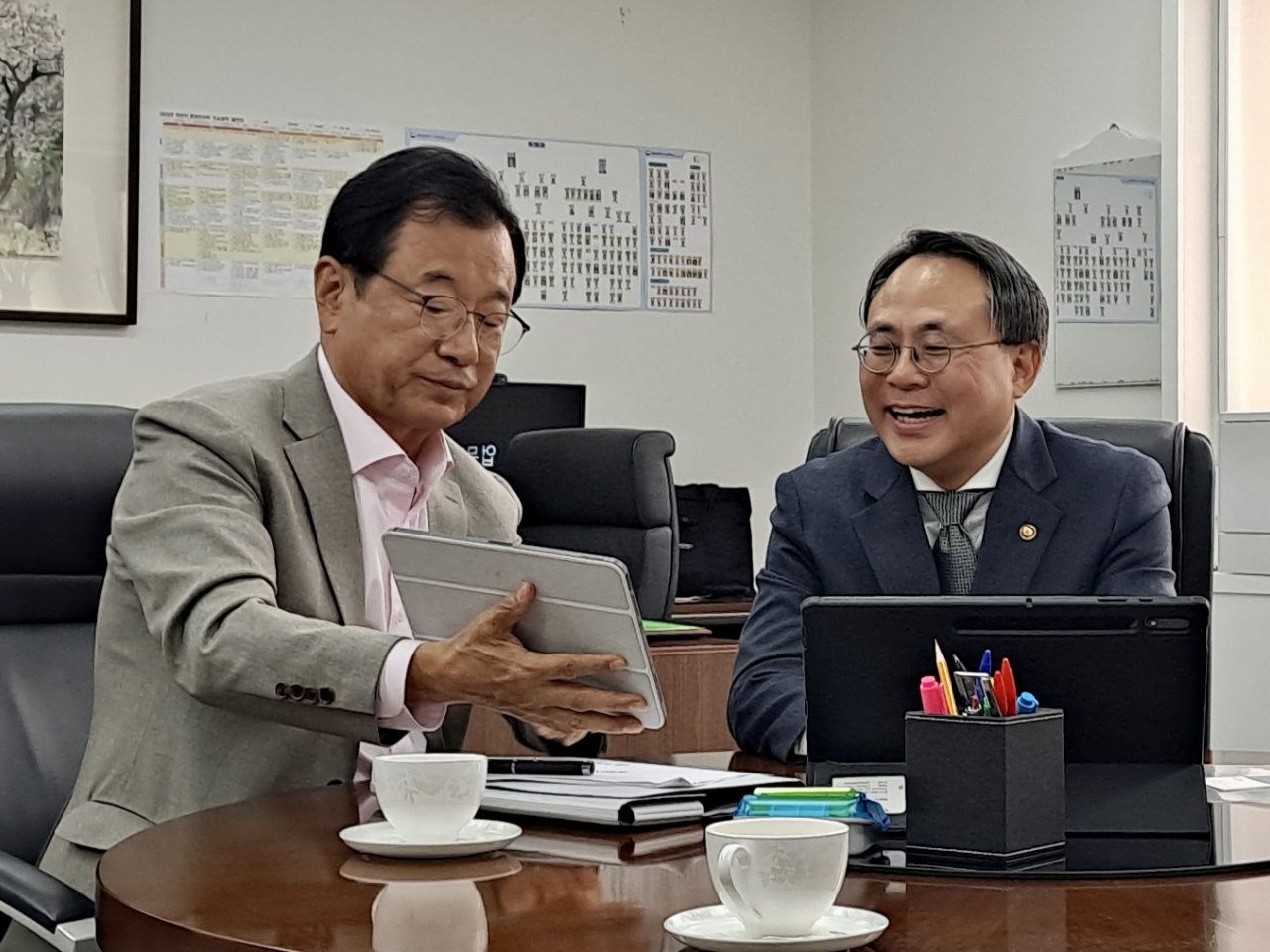 이현재 하남시장(왼쪽), 고기동 행정안전부 차관 면담