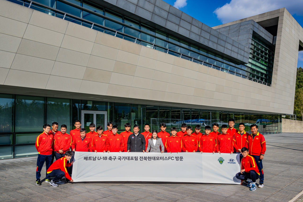 전북현대 클럽하우스를 방문한 베트남 U-18 축구대표팀 단체사진. [현대차 제공]