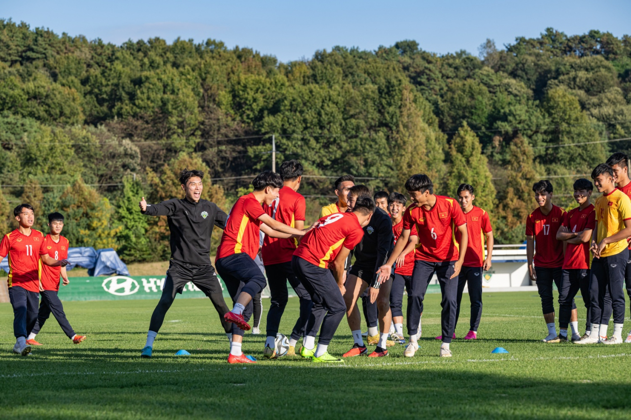 전북현대 선수단과 베트남 U-18 축구대표팀 선수단이 함께 훈련하는 모습. [현대차 제공]