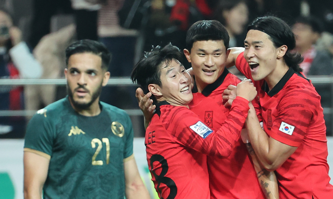 4-0 대승을 거둔 튀니지전. 이강인 선수가 결승골을 넣자, 김민재, 조규성 선수가 안아주고 있다.[연합]