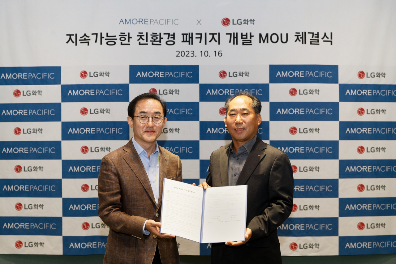 16일 아모레퍼시픽은 서울 용산구 아모레퍼시픽 본사에서 LG화확과 ‘지속가능한 친환경 패키지 소재 개발 및 공급을 위한 업무협약(MOU)’을 체결했다. 체결식에 참석한 강명구(왼쪽) 아모레퍼시픽 SCM유닛장(전무)과 양선민 LG화학 NCC/PO사업부장(전무). [아모레퍼시픽 제공]