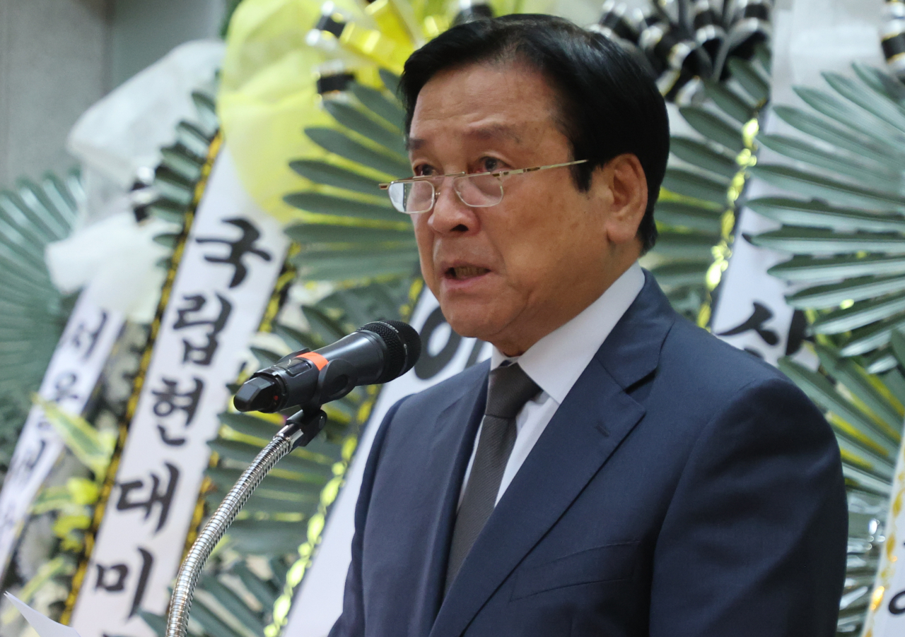 서승원 작가가 16일 서울 종로구 연건동 서울대학교병원 장례식장에서 진행된 박서보 화백 추모식에서 추모사를 하고 있다. [연합]