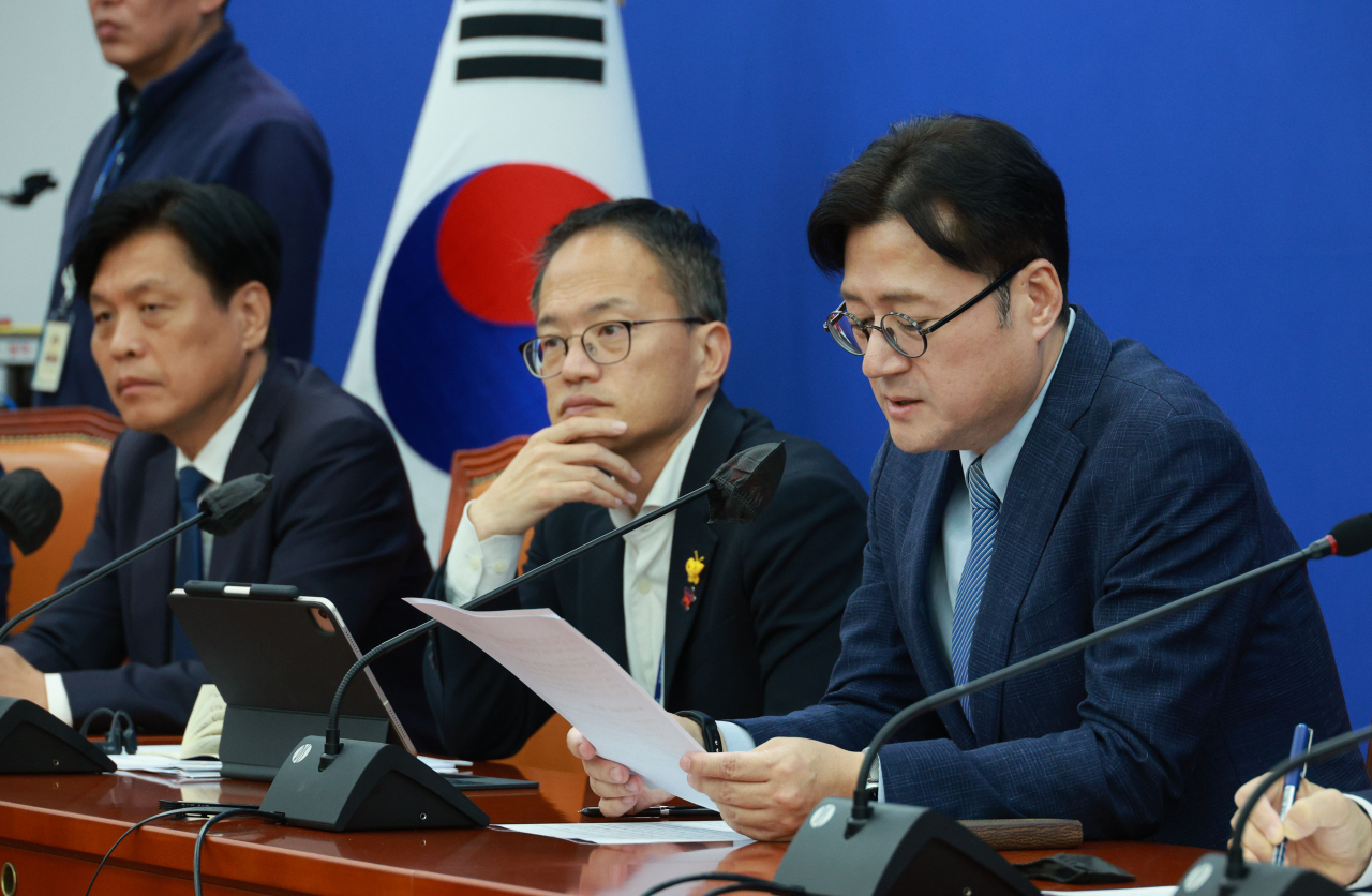 홍익표 더불어민주당 원내대표가 17일 국회에서 열린 국정감사 대책회의에서 발언하고 있다. 연합뉴스