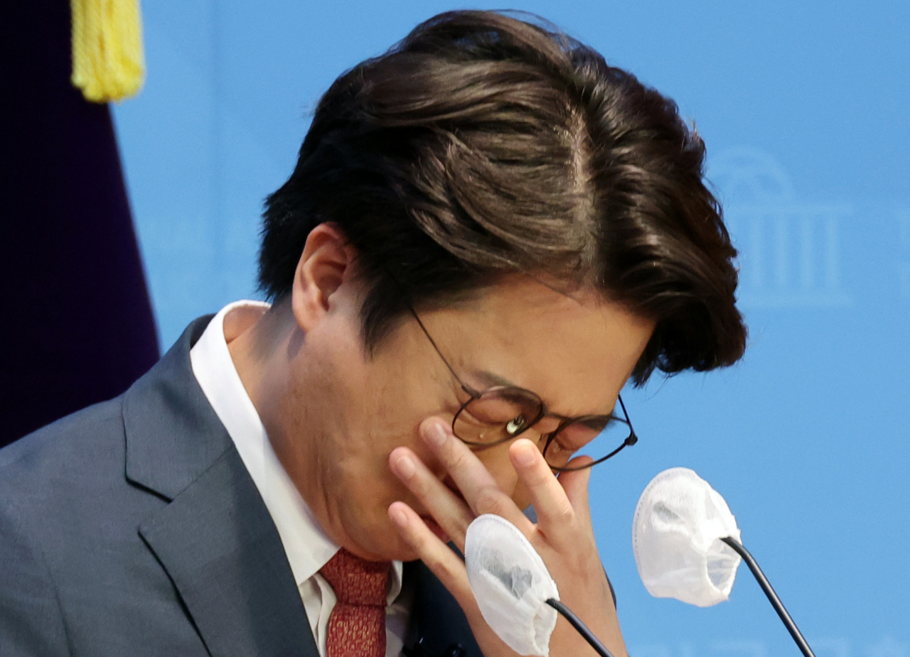 이준석 국민의힘 전 대표가 16일 국회에서 현안 관련 기자회견 중 해병대 채모 상병, 서이초 사건 등을 이야기 하다 눈물을 흘리고 있다. [연합]