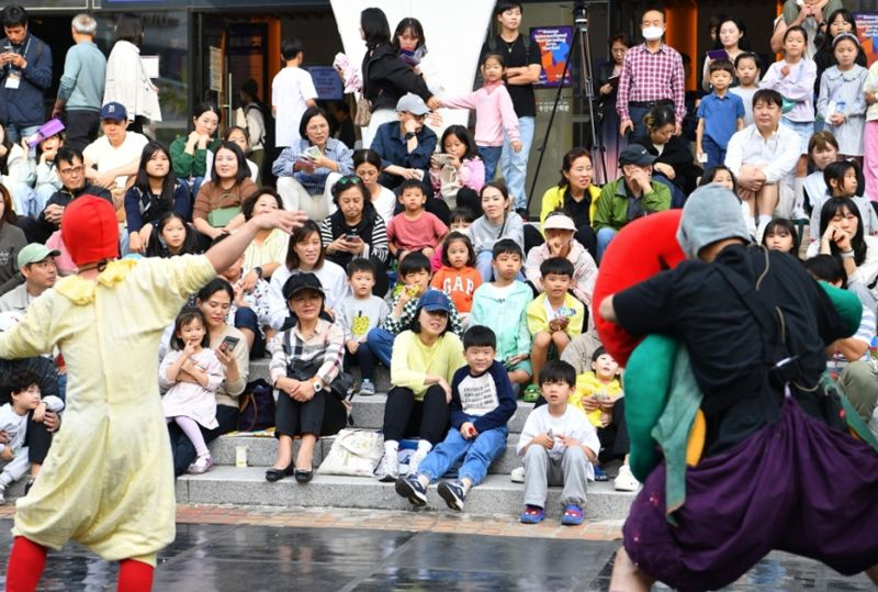 제1회 부산국제공연예술마켓에서 시민들이 거리예술 공연을 관람하고 있다. [사진=부산시]
