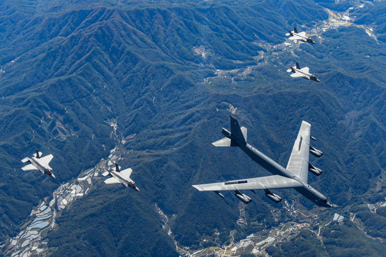 한반도에 전개한 미국 공군의 B-52H 전략폭격기와 한국 공군의 F-35A 전투기들이 17일 오전 한반도 상공에서 한미 연합공중훈련을 실시하고 있다. [공군 제공]