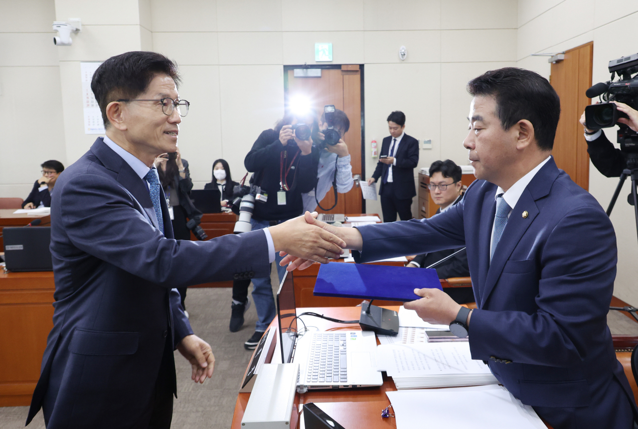 김문수 경제사회노동위원회 위원장이 17일 국회에서 열린 환경노동위원회 국정감사에서 선서문을 박정 위원장에게 전달하고 있다. [연합]