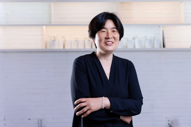 김풍년 연출가는 ‘자다가 봉창 두들기는 세상’에 ‘아닌 밤중에 홍두깨’ 같은 이야기를 던진다. “누룩이 익어 술이 되는 과정”을 보며 연극 ‘누룩의 시간’이 태어났고, 뜨거운 아스팔트 위 애벌레를 보며 ‘터키행진곡’을 써내려갔다. “무림의 고수를 찾아 싸움의 방식을 배우는” 연극 ‘싸움의 기술 : 졸 2.0’에선 장기판에 앉은 뒷방 늙은이들을 다룬다. [예술경영지원센터 제공]