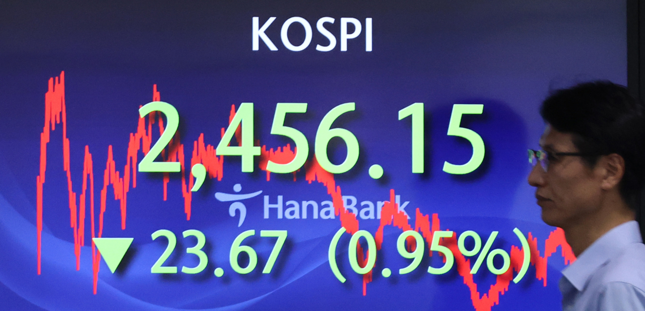 An electronic board showing the Korea Composite Stock Price Index at a dealing room of the Hana Bank headquarters in Seoul on Tuesday. (Yonhap)