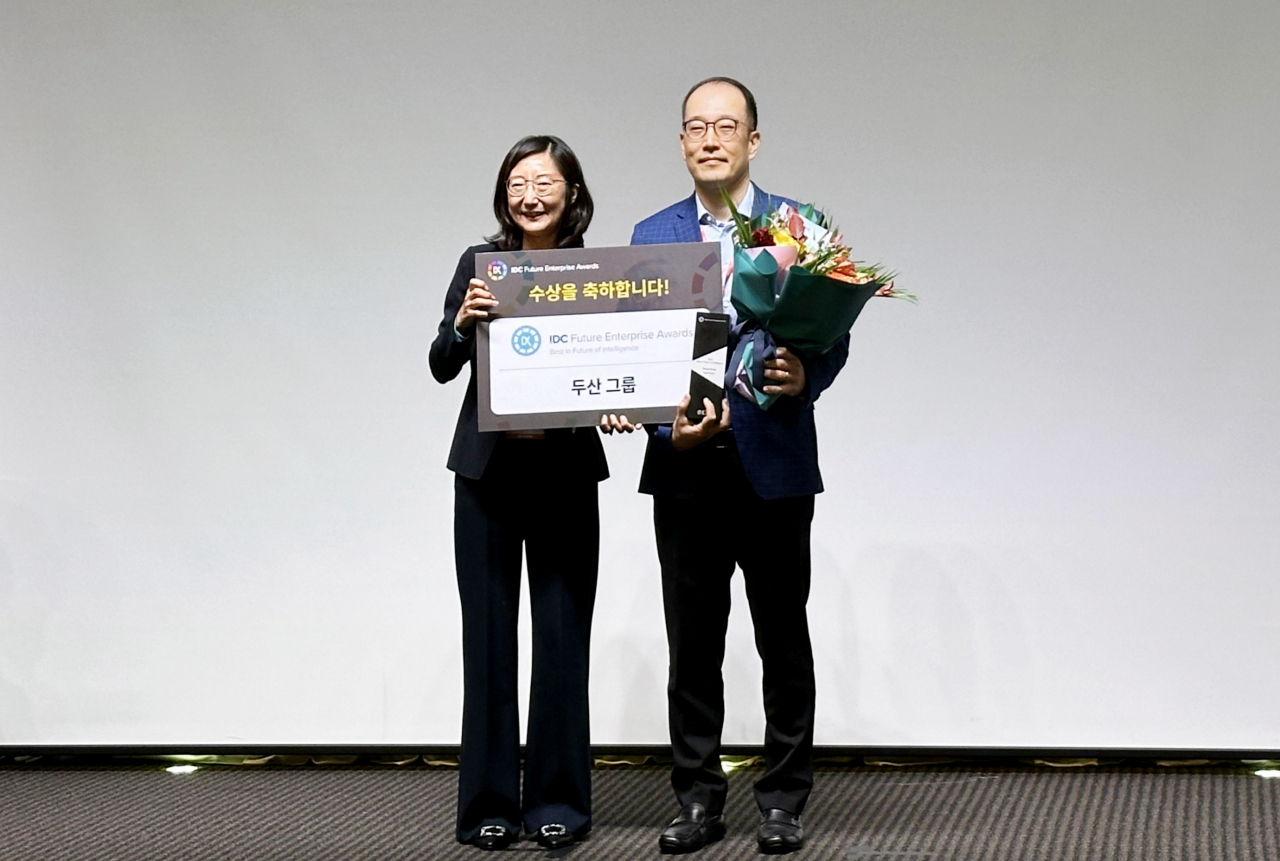 17일 ‘IDC 퓨처 엔터프라이즈 어워드’ 시상식이 끝나고 두산그룹의 로버트오(오른쪽) 부사장이 한국IDC의 한은선 지사장과 기념사진을 촬영하고 있다. [두산그룹 제공]