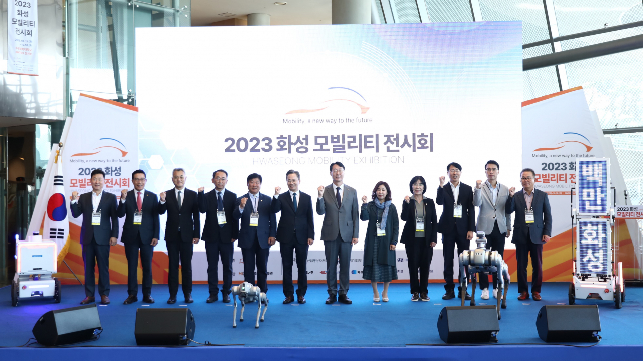 화성 모빌리티 전시회에서 기념촬영을 하고 있다.