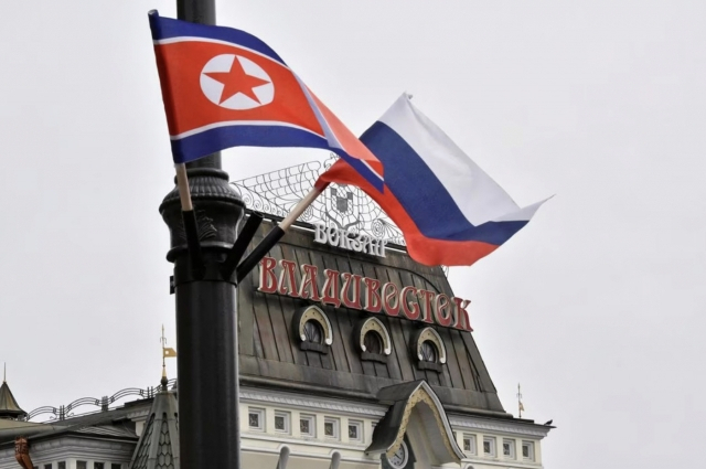 러시아 블라디보스토크의 한 기차역 인근에 러시아와 북한 국기가 함께 걸려 있다. [로이터]