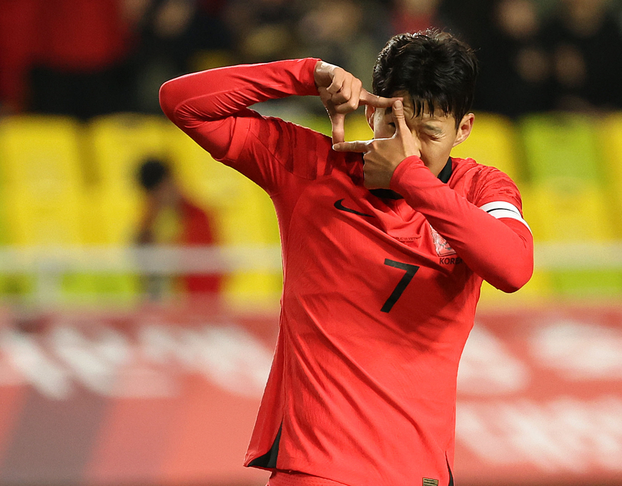 17일 경기도 수원월드컵경기장에서 열린 축구대표팀 한국과 베트남의 친선경기. 후반전 손흥민이 골을 넣은 뒤 세리머니를 하고 있다. [연합]