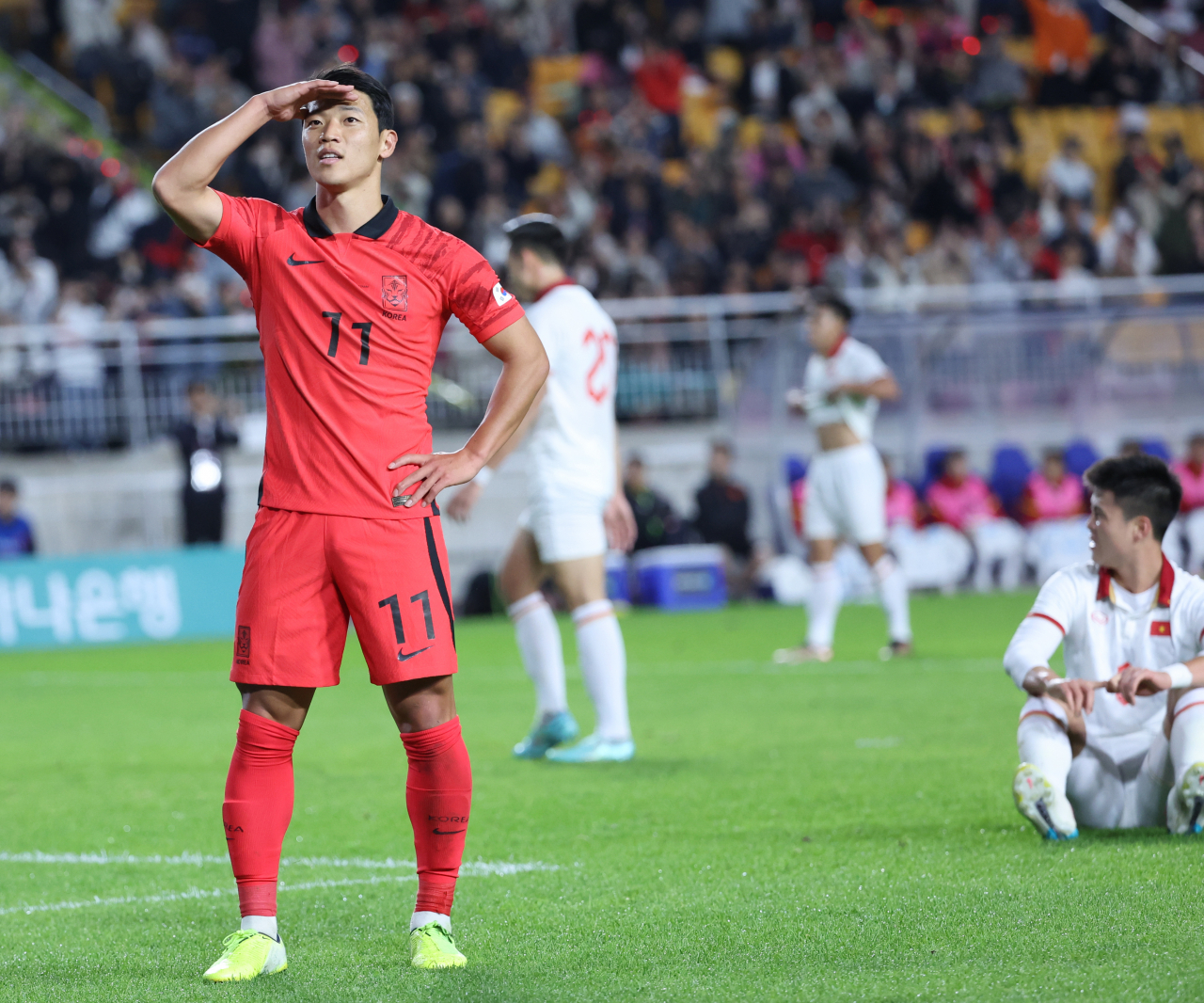 17일 경기도 수원월드컵경기장에서 열린 축구대표팀 한국과 베트남의 친선경기. 황희찬이 득점 후 인사하고 있다. 연합뉴스