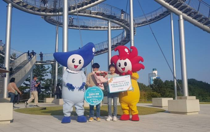 지난 16일 구미시 구평동에서 방문한 스페이스워크 200만 번째 체험객 박채희씨.[포항시 제공]