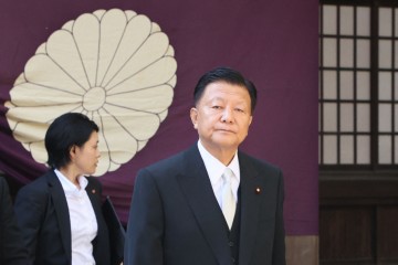 신도 요시타카 일본 경제재생담당상(가운데)이 17일 추계 예대제(例大祭·제사)를 맞아 도쿄 야스쿠니 신사를 참배한 후 퇴장하고 있다. 기시다 후미오 총리는 신사에 직접 방문하지 않고 이날 '내각총리대신 기시다 후미오' 명의로 공물을 봉납했다. [연합]