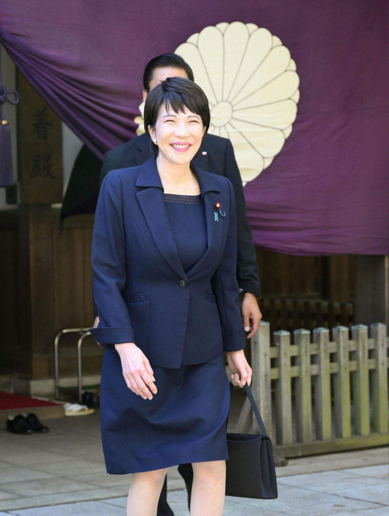다카이치 사나에 일본 경제안보담당상이 17일 추계 예대제(例大祭·제사)를 맞아 도쿄에 있는 야스쿠니 신사를 참배한 뒤 웃고 있다. [연합]