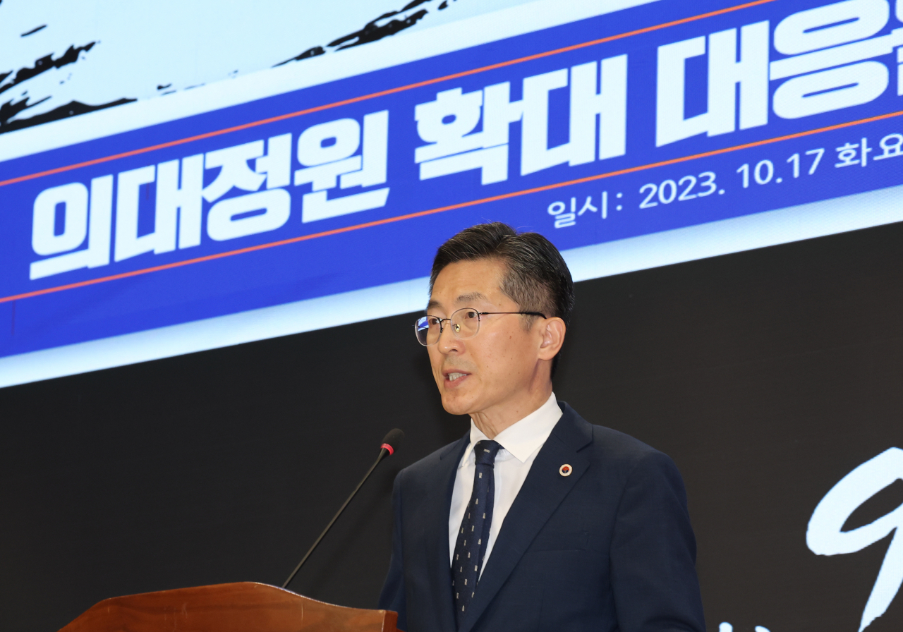 대한의사협회(의협)가 17일 오후 서울 용산구 의협에서 연 '의대정원 확대 대응을 위한 긴급 의료계 대표자 회의'에서 이필수 의협 회장이 인사말하고 있다. 연합뉴스