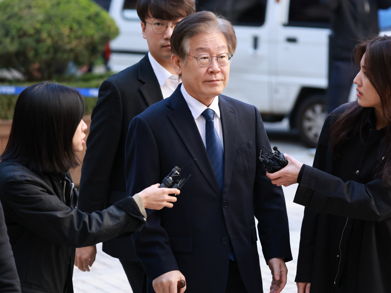 이재명 더불어민주당 대표가 17일 서초구 서울중앙지방법원에서 열린 '대장동 배임·성남FC 뇌물' 관련 1심 2회 공판에 출석하고 있다. [연합]