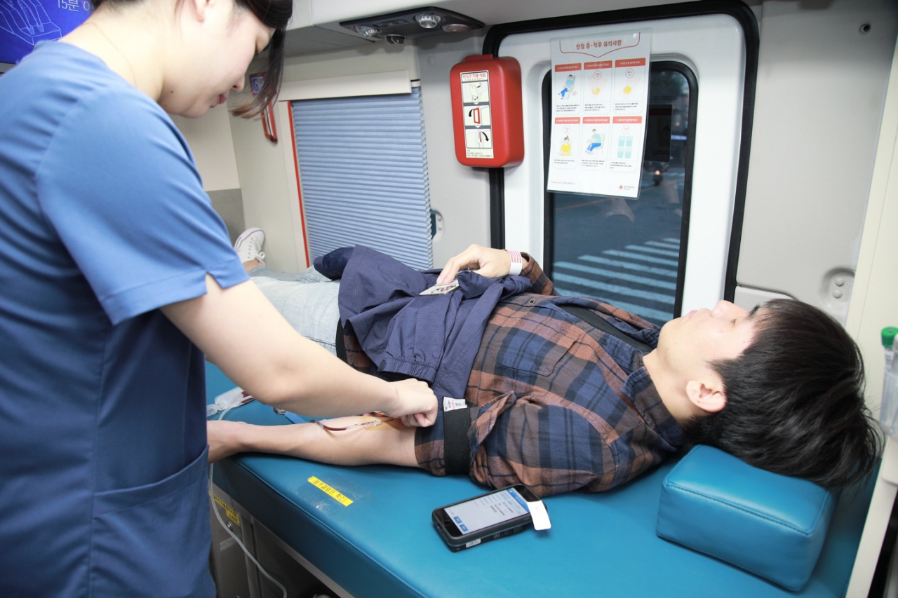 한 DGB생명 직원이 18일 서울 DGB금융센터 인근 헌혈버스를 방문해 ‘사랑의 헌혈 캠페인’에 참여하고 있다. [DGB생명 제공]