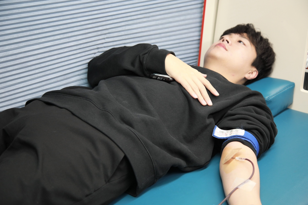 DGB생명 직원이 18일 DGB금융센터 인근 헌혈버스에서 ‘사랑의 헌혈 캠페인’에 참여하고 있다. [DGB생명 제공]