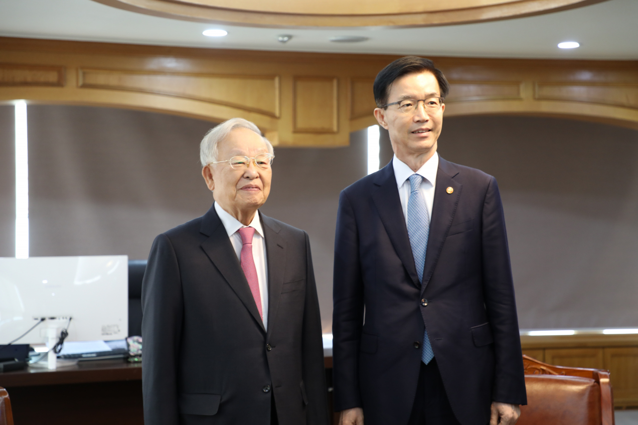 손경식(왼쪽) 한국경영자총협회 회장과 방문규 신임 산업통상자원부 장관. [경총 제공]