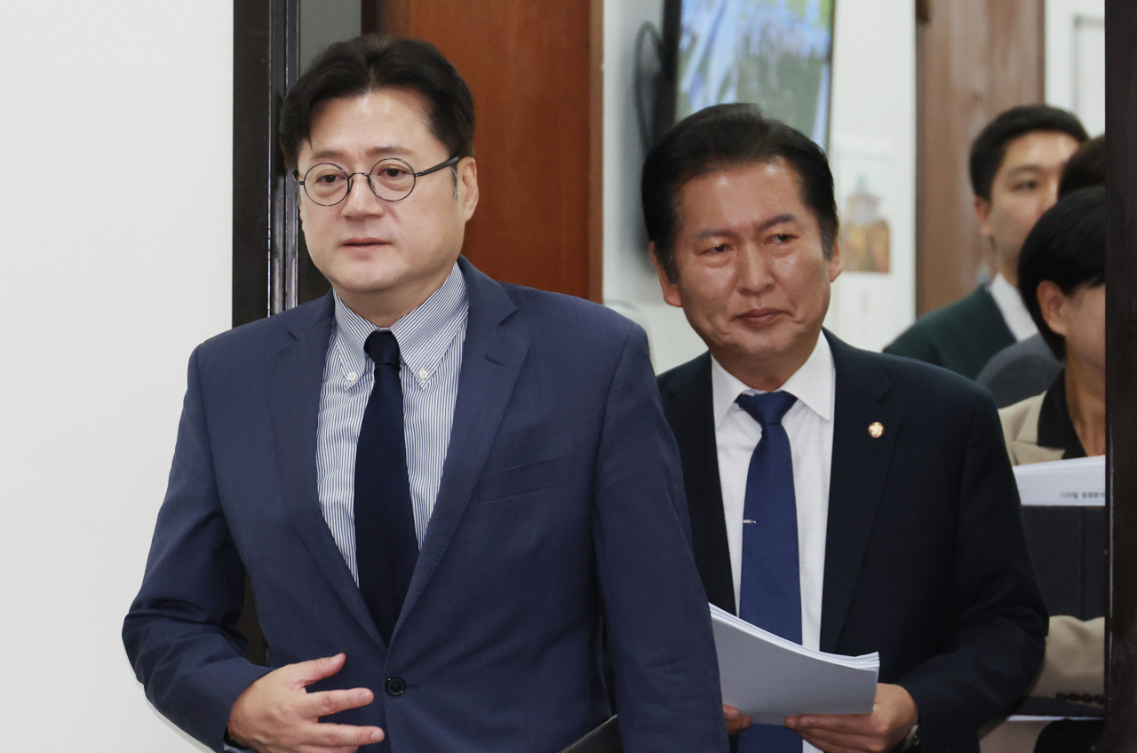 18일 국회에서 열린 더불어민주당 최고위원회의에서 홍익표 원내대표와 정청래 최고위원이 입장하고 있다. [연합]