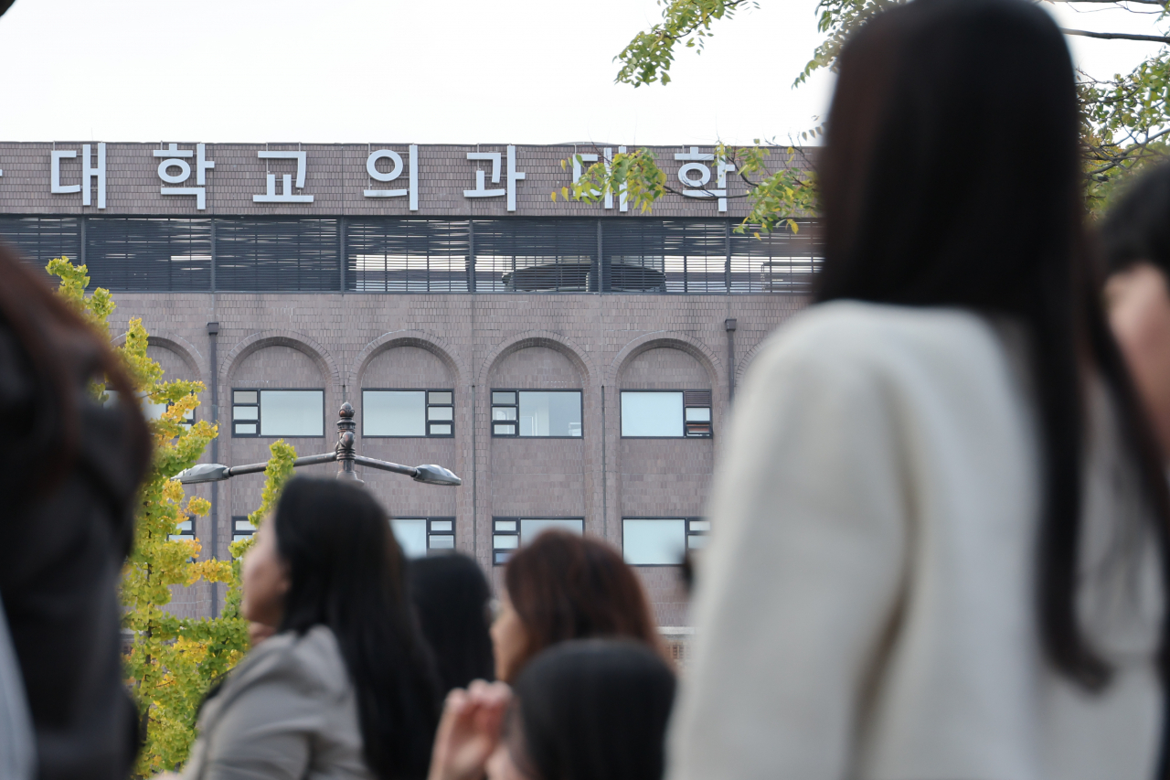 정부가 내주 발표할 예정인 의대 정원 확대 폭이 당초 예상됐던 것보다 훨씬 커질 것으로 예상된다. 이날 국민의힘과 정부, 대통령실은 삼청동 총리공관에서 협의회를 열어 의대 정원확대 방안 발표를 앞두고 의견을 조율한다. 사진은 이날 오후 서울의 한 의과대학. [연합]