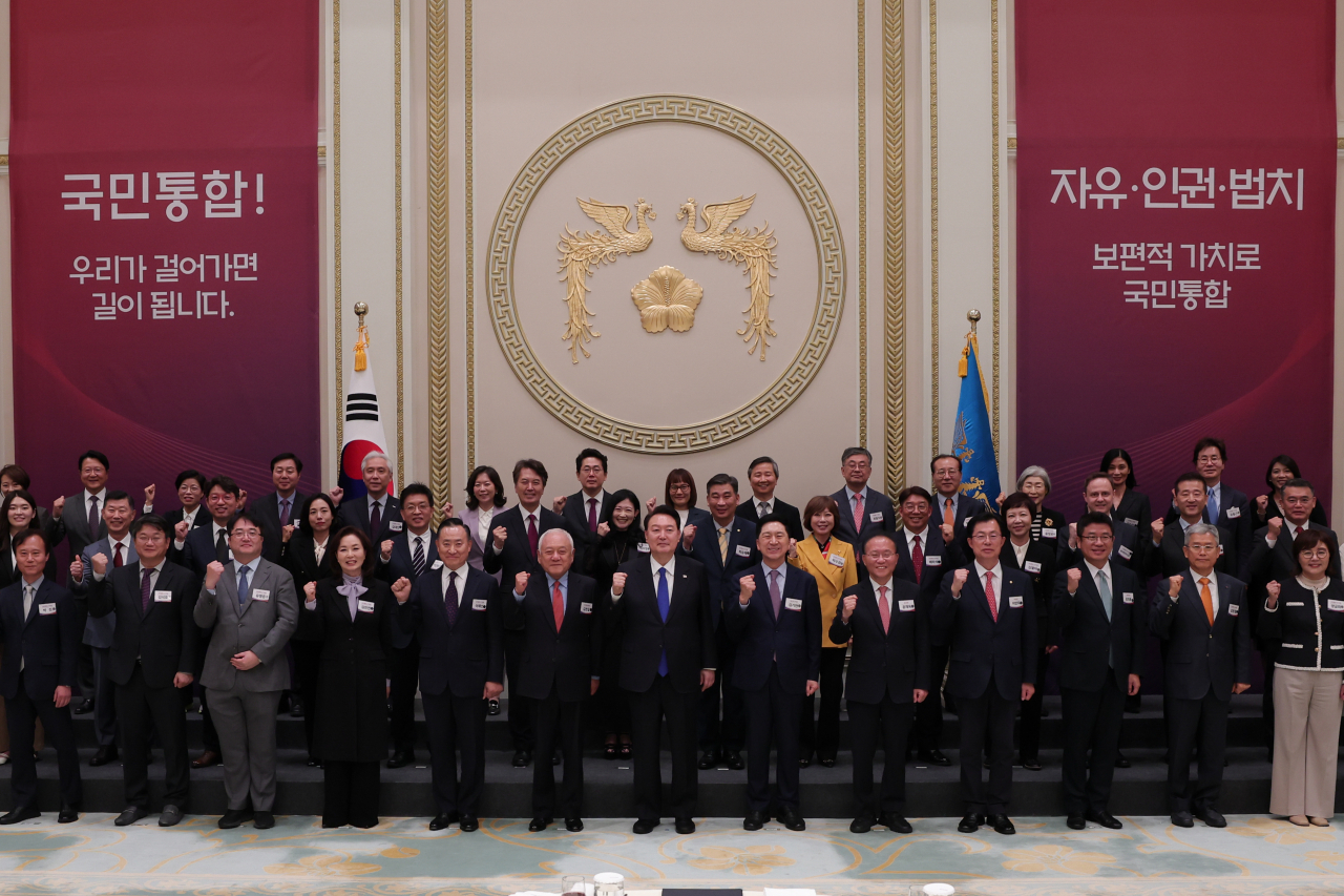 윤석열 대통령이 17일 오후 청와대 영빈관에서 열린 국민통합위원회 만찬에서 김한길 국민통합위원장, 국민의힘 김기현 대표 등 참석자들과 기념촬영을 하고 있다. [연합]