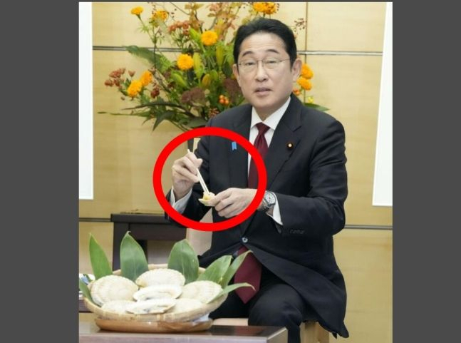 기시다 일본 총리가 17일(현지시간) 도쿄 총리 관저에서 스즈키 나오미치 홋카이도 지사를 만난 자리에서 홋카이도산 가리비회를 시식하고 있다. [교도통신 연합뉴스]