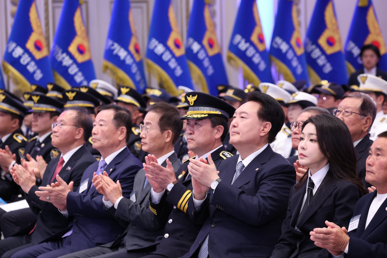 윤석열 대통령과 김건희 여사가 18일 청와대 영빈관에서 열린 제78주년 경찰의날 기념식에서 박수치고 있다. [연합]